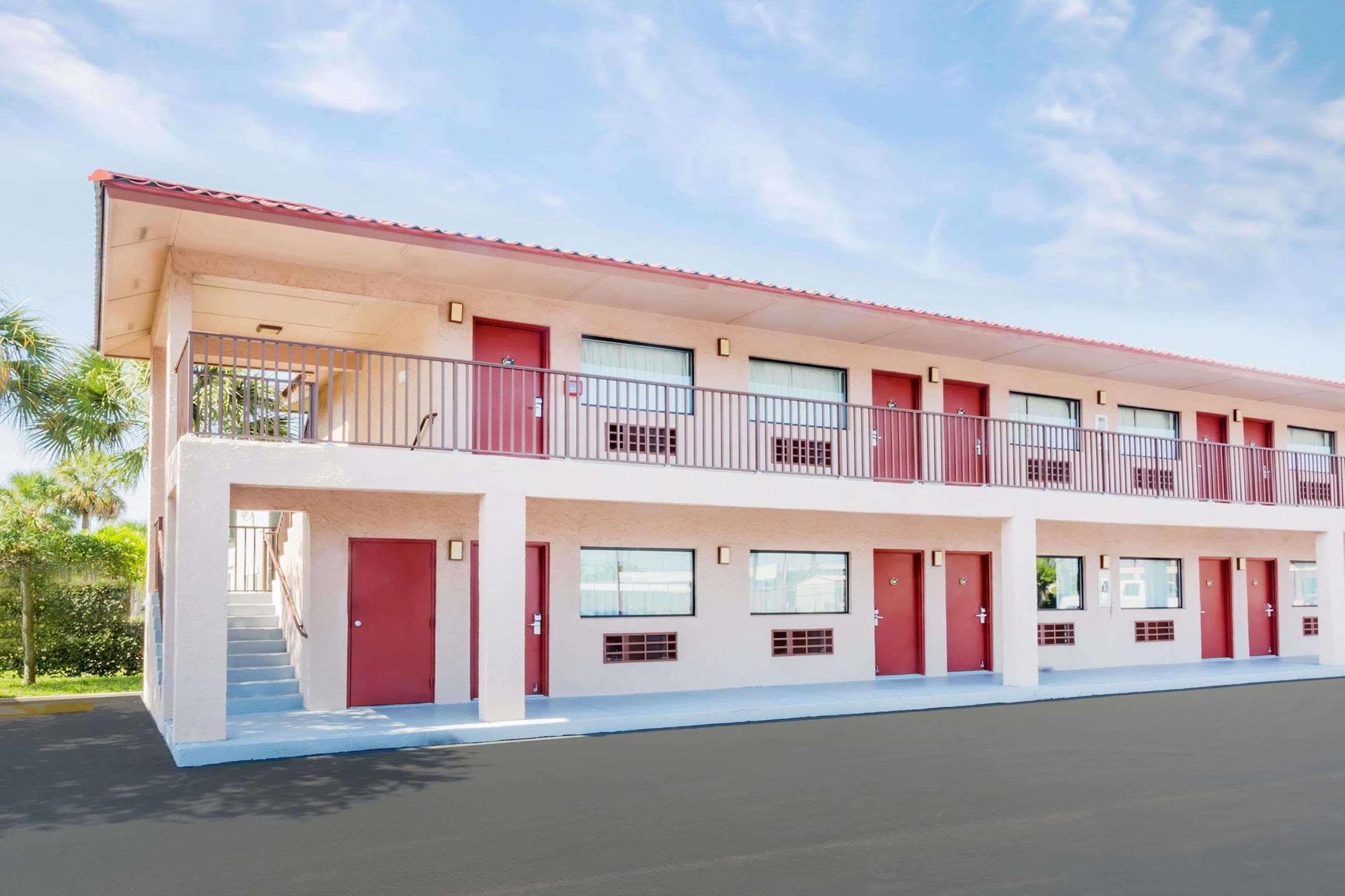 Redfinn Inn Fort Pierce Exterior photo